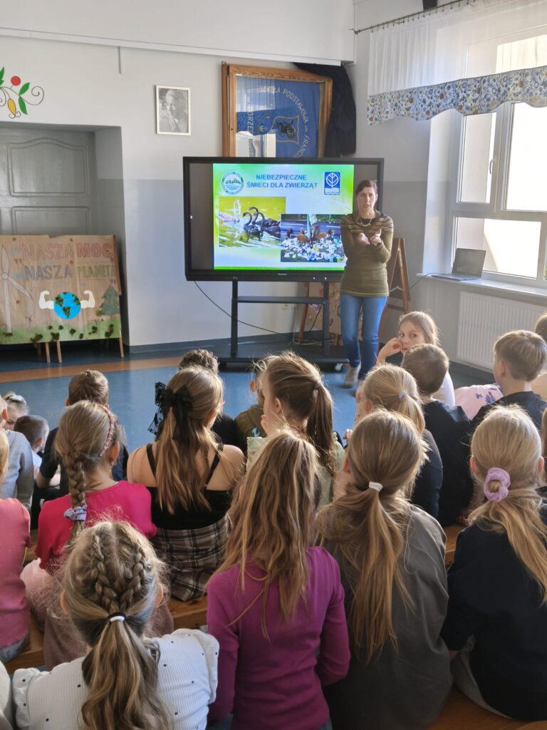 Uczniowie uczestniczą w zajęciach ekologicznych dotyczących ochrony środowiska.