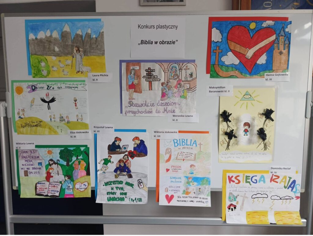 Prace uczniów zaprezentowane na szkolnej wystawie konkursu plastycznego „Biblia w obrazie” przedstawiają sceny i motywy inspirowane Pismem Świętym.