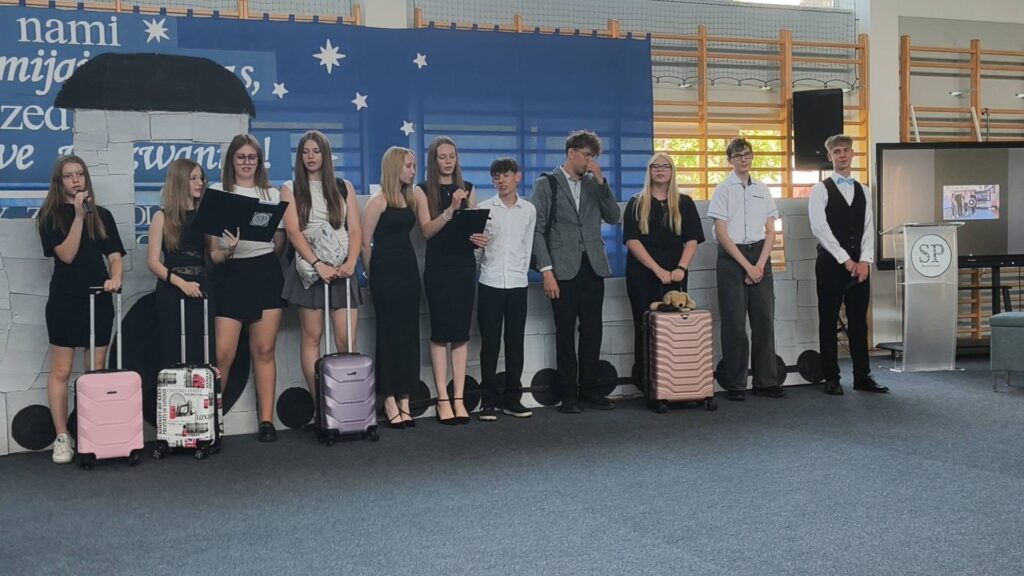 Uczniowie klas ósmych prezentują przygotowaną część artystyczną podczas uroczystości zakończenia roku szkolnego. Występ nawiązuje do wspomnień ze szkolnych lat oraz symbolicznego rozpoczęcia nowego etapu w życiu absolwentów.